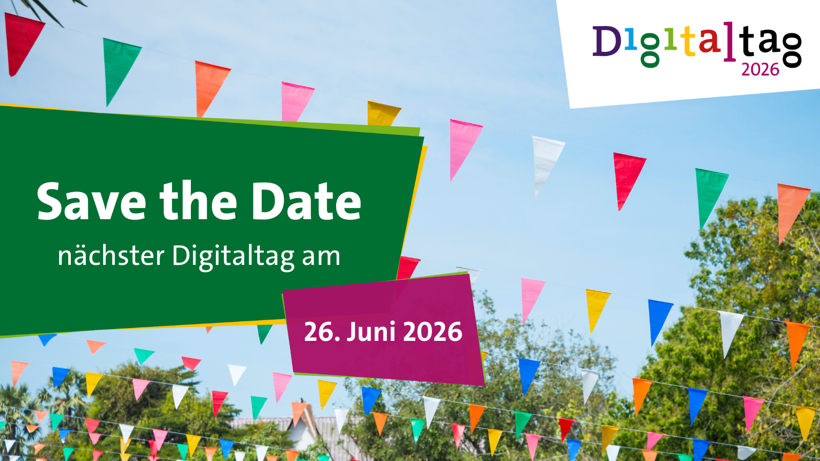 Als Hintergrund blauer Himmel und Baumwipfel, außerdem Girlanden mit bunten Wimpeln quer durchs Bild. oben rechts die Wort-Bild-Marke des Digitaltag 2026. Mittig im Bild in einem grünen Kasten der Text: "Save the Date nächster Digitaltag am 26. Juni 2026"