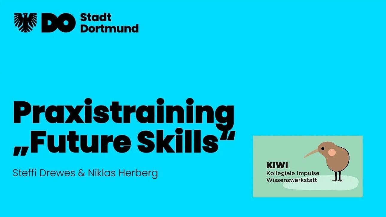 auf hellblauem Grund, in schwarz: oben links die Wort-Bild-Marke der Stadt Dortmund, unten rechts auf grünem Hintergrund die Wort-Bild-Marke "KIWI - Kollegiale Impulse Wissenswerkstatt"; mittig der Text: Praxistraining "Future Skills"