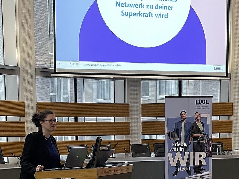 Links im Bild eine Person am Rednerpult. Im Hintergrund eine Präsentation, Text: Wie dein persönliches Netzwerk zu deiner Superkraft wird. Rechts im Bild ein Roll-up-Banner des LWL.