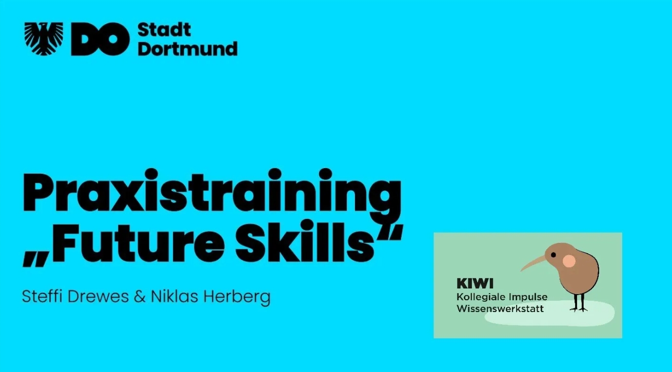auf hellblauem Grund, in schwarz: oben links die Wort-Bild-Marke der Stadt Dortmund, unten rechts auf grünem Hintergrund die Wort-Bild-Marke "KIWI - Kollegiale Impulse Wissenswerkstatt"; mittig der Text: Praxistraining "Future Skills"